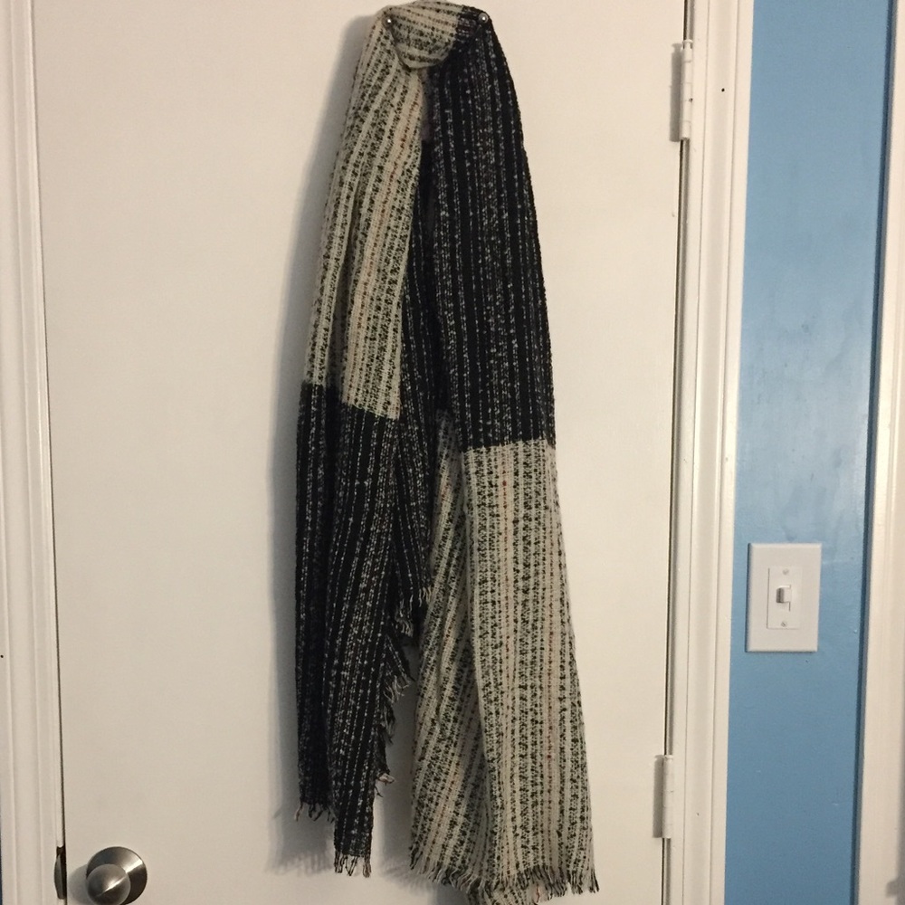 NWOT Blanket Scarf Black/Red/Cream - Picture 2 of 4